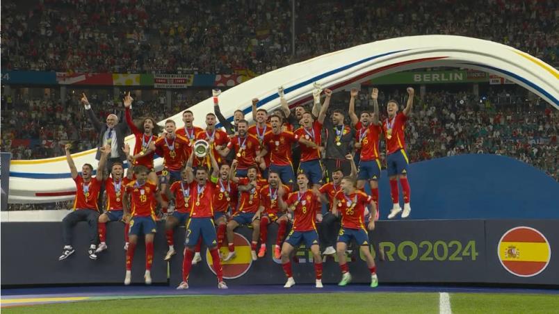 西班牙在本届欧洲杯预选赛和正赛中取得14胜1负，仅输给过苏格兰
